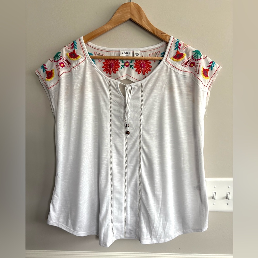 Cato white embroidered flower sleeveless top with Peep hole back, Size 18/20W
